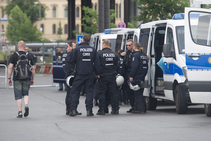 Германската полиция претърси днес над 60 жилища и офиси в